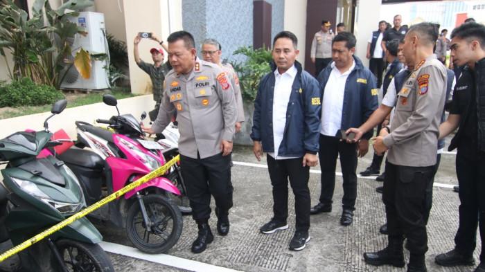 KASUS KRIMINAL KALTIM - Kepolisian Daerah Kalimantan Timur menggelar konferensi pers pengungkapan kasus pencurian dengan pemberatan (curat), pencurian dengan kekerasan (curas), dan pencurian kendaraan bermotor (curanmor) periode Mei 2026 di Mako Polresta Balikpapan, Rabu (3/6/2026). Puluhan tersangka dan barang bukti hasil kejahatan dihadirkan dalam kegiatan tersebut. (TRIBUNKALTIM.CO/DWI ARDIANTO)