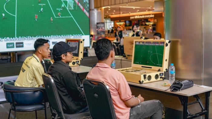 DAMPAK PIALA DUNIA - Ilustrasi para pemuda main Playbox. Atmosfer jelang gelaran Piala Dunia 2026 mulai membawa dampak positif bagi sejumlah bisnis penyewaan PlayStation di Kalimantan Timur. Salah satunya, Playbox Samarinda yang kini memiliki 2 cabang di Samarinda, dan 1 cabang di Kota Balikpapan. Founder Playbox Samarinda, Aprianto Nugroho mengatakan, tren peningkatan penyewaan mulai terlihat sejak memasuki musim libur sekolah dan menjelang Iduladha, Rabu (3/6/2026). (HO/Running Laps)