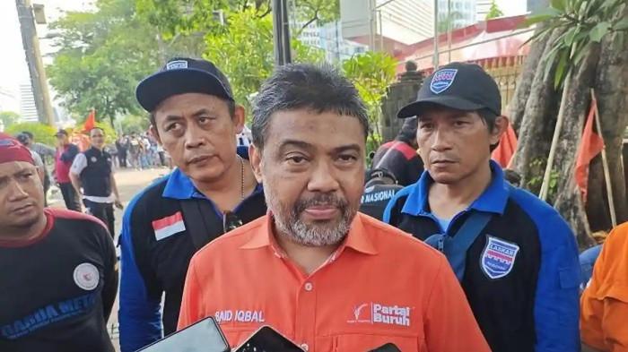 RESHUFFLE KABINET - Presiden Partai Buruh Said Iqbal di kawasan patung Kuda, Jakarta Pusat, Kamis (24/10/2024). Kabar reshuffle kabinet terbaru yang beredar, Said Iqbal bakal dilantik sebagai Penasihat Presiden Bidang Ketenagakerjaan. Simak rekam jejak Said Iqbal.