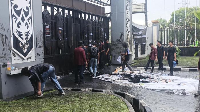 DEMO HAK ANGKET - Massa aksi Aliansi Rakyat Kalimantan Timur berunjuk rasa di depan DPRD Kalimantan Timur, Rabu (10/6/2026). Hingga kemudian mereka membubarkan diri secara tertib setelah menyampaikan aspirasi mereka di halaman kantor DPRD Kaltim. (TRIBUNKALTIM.CO/FARIKHIN)