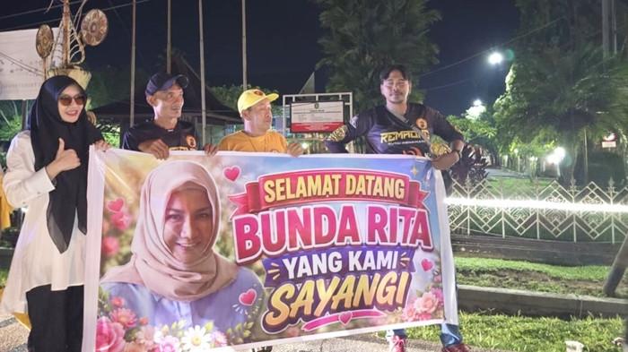 PULANG KAMPUNG - Suasana antusias masyarakat terhadap kepulangan mantan bupati kukar Rita Widyasari. Kepulangan perempuan yang akrab disapa Bunda Rita itu menjadi momen yang dinanti banyak warga. 