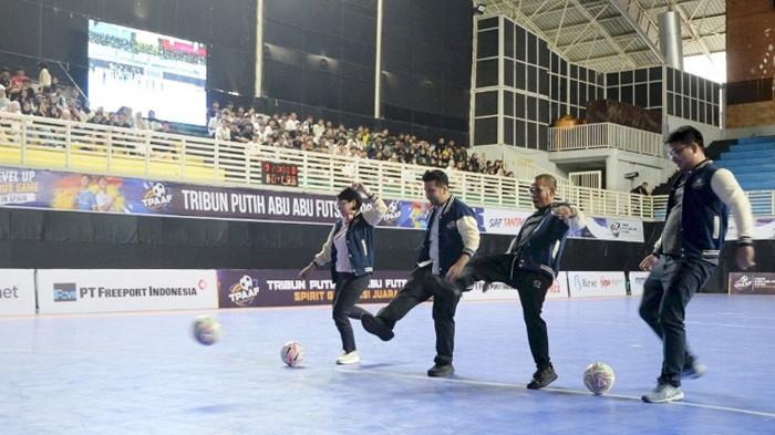 FUTSAL TRIBUN - Wagub Jawa Timur Emil E Dardak didampingi Chief Executive Officer Tribun Network Dahlan Dahi, VP Corporate Communication PT Freeport Indonesia Katri Krisnati dan Ketua Umum Federasi Futsal Indonesia Michael Victor Sianipar membuka langsung 