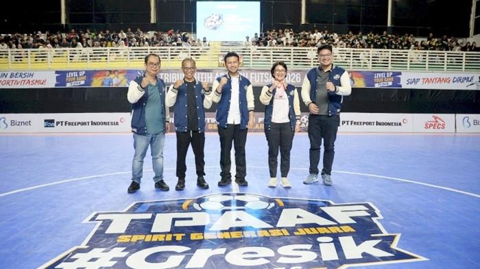 FUTSAL TRIBUN - Wagub Jawa Timur Emil E Dardak didampingi Chief Executive Officer Tribun Network Dahlan Dahi, VP Corporate Communication PT Freeport Indonesia Katri Krisnati dan Ketua Umum Federasi Futsal Indonesia Michael Victor Sianipar membuka langsung 