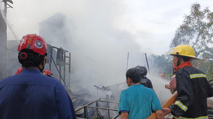 KEBAKARAN DI SAMARINDA - Musibah kebakaran melanda kawasan permukiman padat penduduk di Jalan Dato Iba, Kota Samarinda, Provinsi Kalimantan Timur pada Senin (15/6/2026) sore.