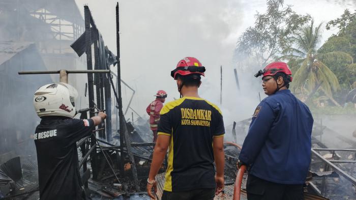 PENANGANAN KEBAKARAN SAMARINDA - Petugas Disdamkarmat Samarinda melakukan penanganan kebakaran di Jalan Datu Iba, Gang Keluarga RT 5 dan Gang Bhineka I RT 6, Kelurahan Sungai Keledang, Kecamatan Samarinda Seberang, Senin (15/6/2026). (TRIBUNKALTIM/FARIKHIN)