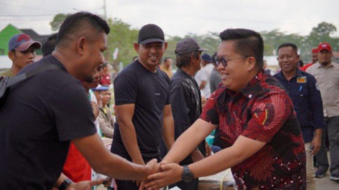 Wabup Kukar Rendi Solihin Sapa Warga Muara Badak, Hadir Salurkan Bantuan Perikanan