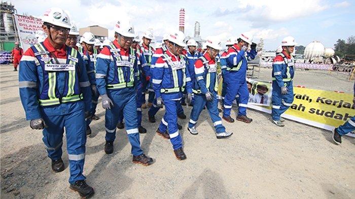 BERITA FOTO: Menyalakan Kedaulatan Energi dari Balikpapan - 28102025_Menteri-ESDM-Bahlil-Lahadalia-Tinjau-Proyek-RDMP-Balikpapan_3.jpg