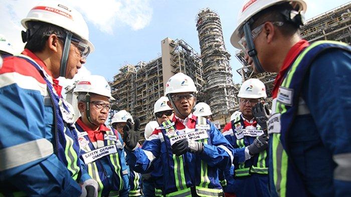BERITA FOTO: Menyalakan Kedaulatan Energi dari Balikpapan - 28102025_Menteri-ESDM-Bahlil-Lahadalia-Tinjau-Proyek-RDMP-Balikpapan_4.jpg