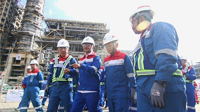 BERITA FOTO: Menyalakan Kedaulatan Energi dari Balikpapan - 28102025_Menteri-ESDM-Bahlil-Lahadalia-Tinjau-Proyek-RDMP-Balikpapan_5.jpg