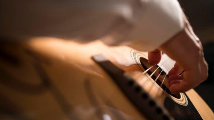 8 Lirik Lagu Populer 2020 & Chord Dasar Termudah Cocok Untuk Pemula, Selalu Sabar, Awas Jatuh Cinta