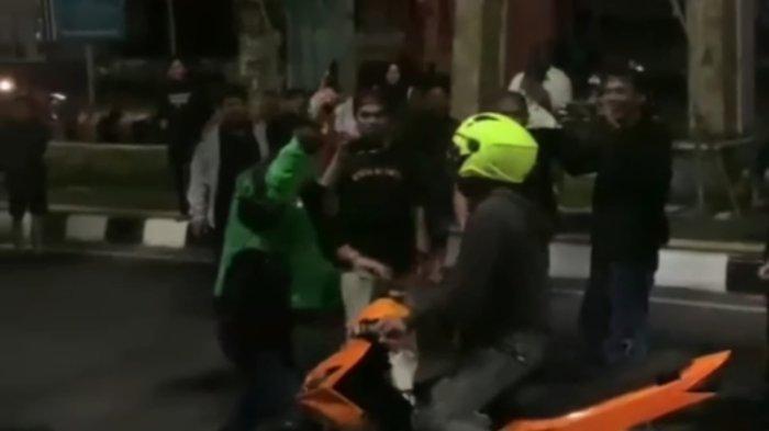 Viral Penonton Balap Liar Berjaket Ojol di Balikpapan Acungkan Diduga Pistol