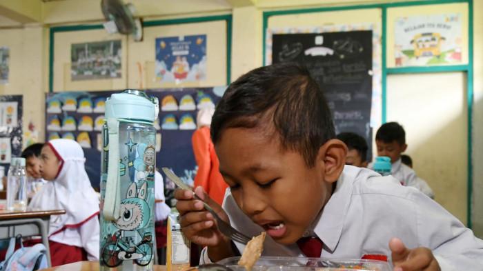 MAKAN BERGIZI GRATIS - Anak-anak menikmati sajian Program Makan Bergizi Gratis (MBG) yang diproses dengan standar kebersihan tinggi, mulai dari dapur hingga distribusi ke sekolah. Dengan menu bergizi yang hadir setiap hari, siswa lebih semangat belajar, tidak mudah lemas, sekaligus membantu meringankan pengeluaran dan rutinitas orang tua dalam menyiapkan bekal.