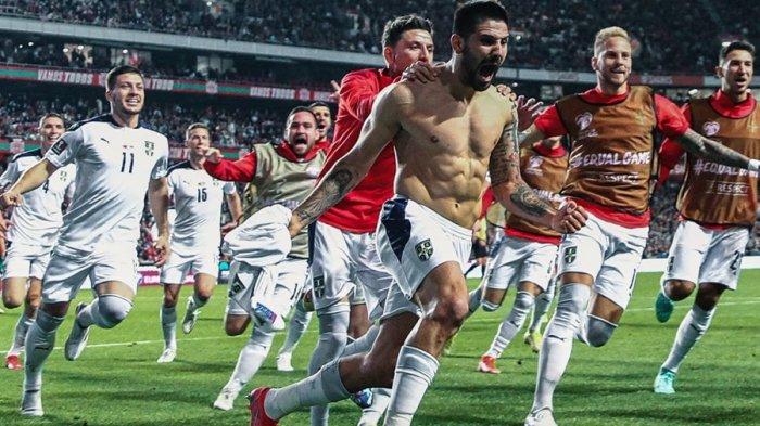 Para pemain Timnas Serbia melakukan selebrasi