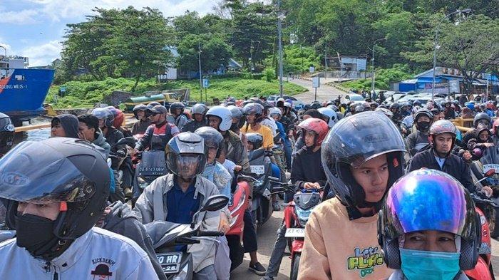 H+1 Lebaran, 1.886 Orang dan 726 Kendaraan Menyeberang dari Pelabuhan Kariangau Balikpapan