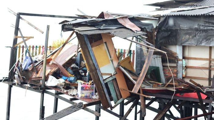 Diduga Diterjang Ombak, Rumah Lansia di Klandasan Ulu Balikpapan Roboh