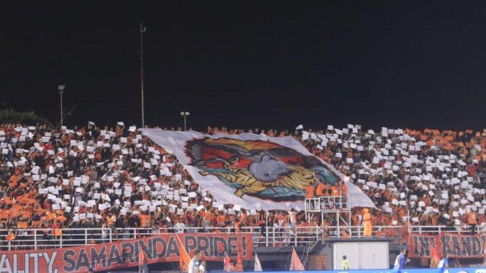 PUSAMANIA BORNEO SAMARINDA - Suporter Pusamania mendukung Borneo FC di Stadion Segiri Samarinda Kalimantan Timur.