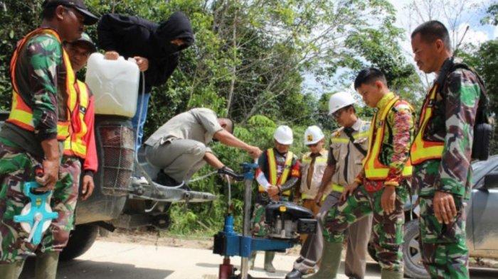 Dinas PU Kubar Cek Ketebalan Jalan Cor Semenisasi Satgas TMMD di Kampung Kelian