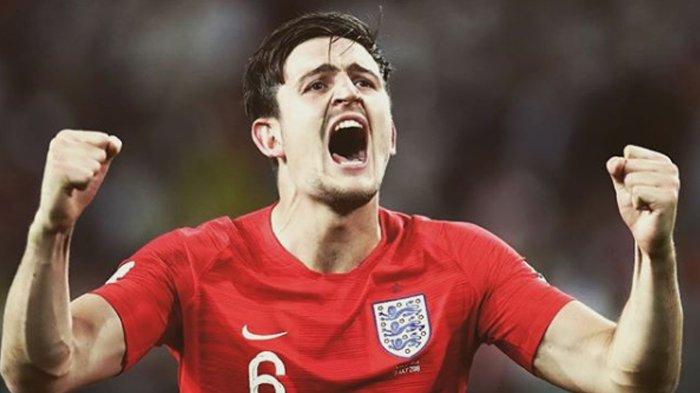 Harry Maguire berbaju timnas Inggris.