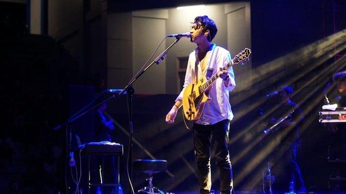 Lagu Once oleh Pamungkas, Berikut Lirik dan Terjemahan Lengkapnya, Repertoar di Album Walk The Talk