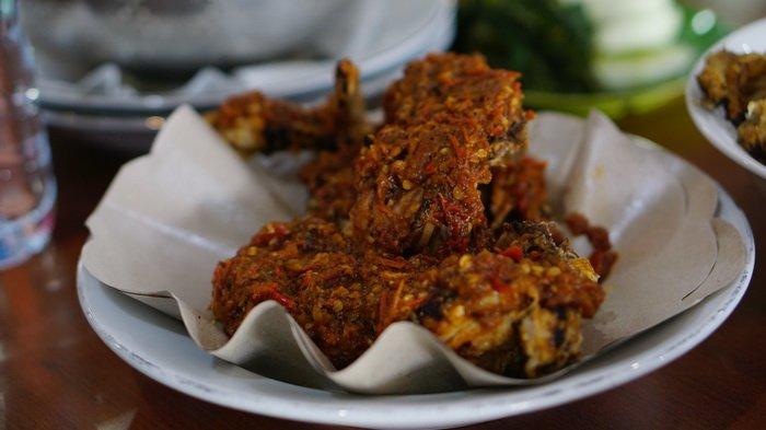 Ayam Pedas Depot Bintang Mawar Balikpapan, Sensasi Panas Menggigit yang Diolah dari Resep Keluarga