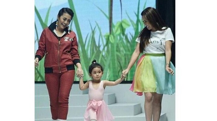 Sepanggung dengan Raffi dan Nagita di Pentas Mode, Netizen Malah Komentari Baju Ayu Ting Ting