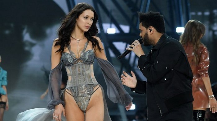 Begini Ekspresi Bella Hadid Ketika Dihadang Mantan Pacar di Panggung Victoria's Secret