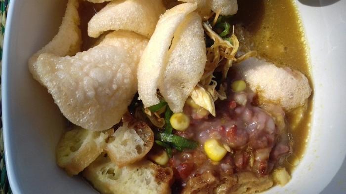 Tak Hanya Sehat, Bubur Ayam Beras Merah di Sini Dijamin Nikmat
