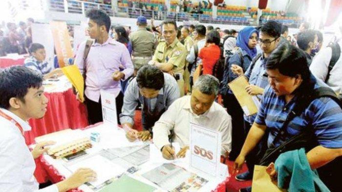 Ilustrasi pencari kerja yang memadati pameran bursa lowongan kerja yang digelar di Gedung BSCC Dome Balikpapan, Senin (29/7/2019).