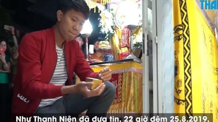Dang memberikan cincin yang seharusnya ditukarkan pada hari pernikahannya. 
