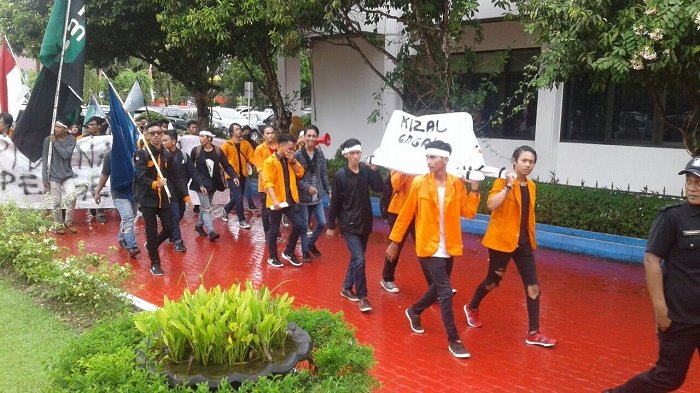 Bawa Keranda Mayat, Mahasiswa Datangi Kantor Walikota Balikpapan