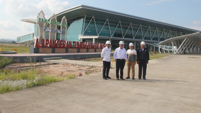 Dirjen Kemenhub saat mengunjungi Bandara APT Pranoto Samarinda. 