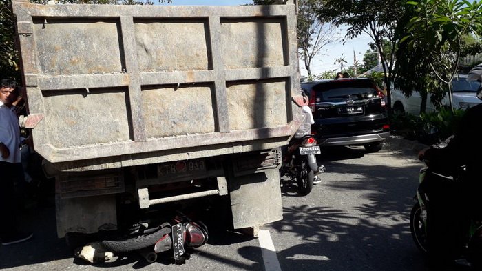 Aduh Ngeri! Nggak Kuat Nanjak, Dump Truk Lindas Motor Sampai Gepeng