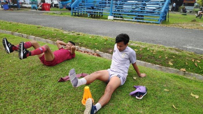 Dwi Yudha (merah) dan Sahrul Kurniawan (abu-abu) saat latihan terpisah beberapa waktu lalu. 