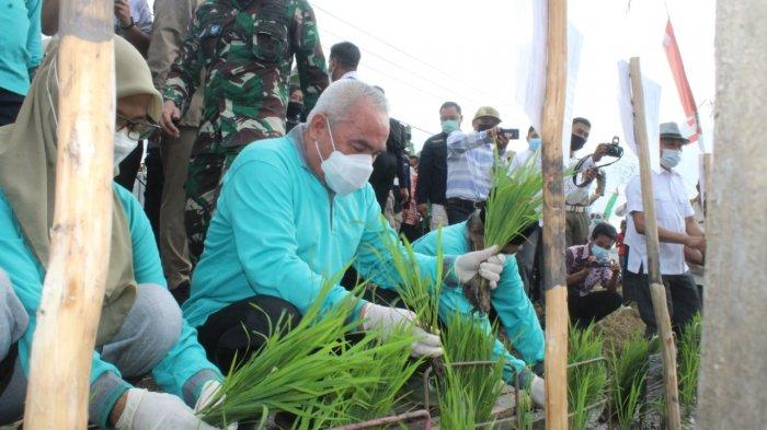 Gubernur Kaltim Isran Noor Sindir Bantuan Alat Pertanian di Paser Kebanyakan Jadi Besi Tua