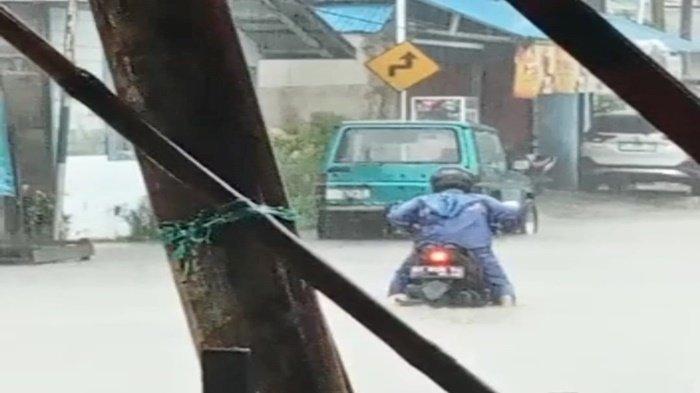Hujan Deras di Balikpapan, Pengemudi Motor Terobos Genangan Air Gunung Empat