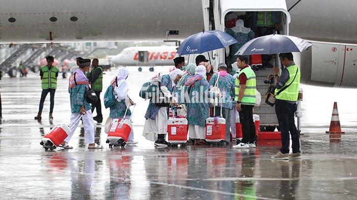 FOTO-FOTO: Hujan Deras Warnai Keberangkatan 299 Calon Jamaah Haji di Bandara SAMS Sepinggan - hujan-deras-warnai-keberangkatan-299-calon-jamaah-haji-kloter-9-asal-sulteng_01.jpg
