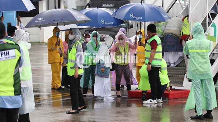 FOTO-FOTO: Hujan Deras Warnai Keberangkatan 299 Calon Jamaah Haji di Bandara SAMS Sepinggan - hujan-deras-warnai-keberangkatan-299-calon-jamaah-haji-kloter-9-asal-sulteng_02.jpg