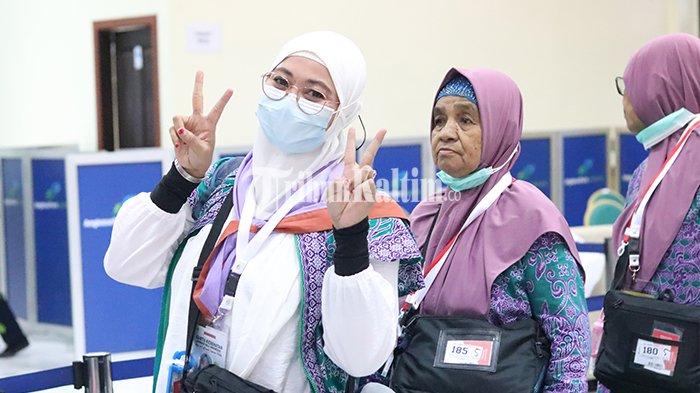 FOTO-FOTO: Hujan Deras Warnai Keberangkatan 299 Calon Jamaah Haji di Bandara SAMS Sepinggan - hujan-deras-warnai-keberangkatan-299-calon-jamaah-haji-kloter-9-asal-sulteng_04.jpg