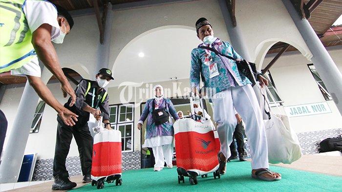FOTO-FOTO: Hujan Deras Warnai Keberangkatan 299 Calon Jamaah Haji di Bandara SAMS Sepinggan - hujan-deras-warnai-keberangkatan-299-calon-jamaah-haji-kloter-9-asal-sulteng_05.jpg