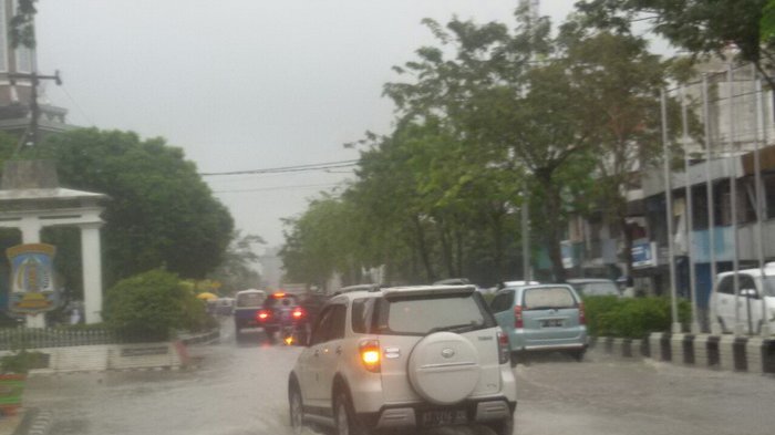 BREAKING NEWS - Hujan Deras, Air Menggenang di Jalan Depan Kantor Walikota