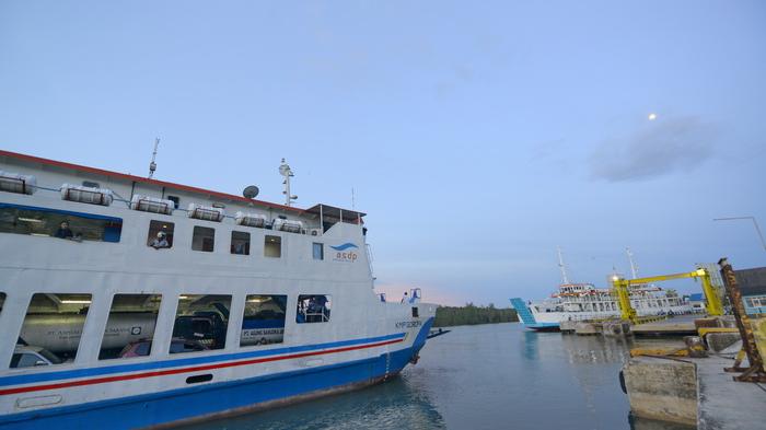 TRANSPORTASI UMUM - Sebuah kapal feri bersiap memasuki dermaga Pelabuhan Feri Kariangau Balikpapan setelah melakukan pelayaran dari Pelabuhan Feri PPU, Kamis (4/12/2024).
