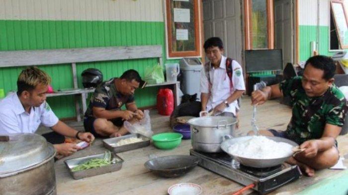 Kompak, Satgas Pra TMMD Kodim Kutai Barat Masak Menu Buka Puasa Bersama Warga dan Aparat Kampung