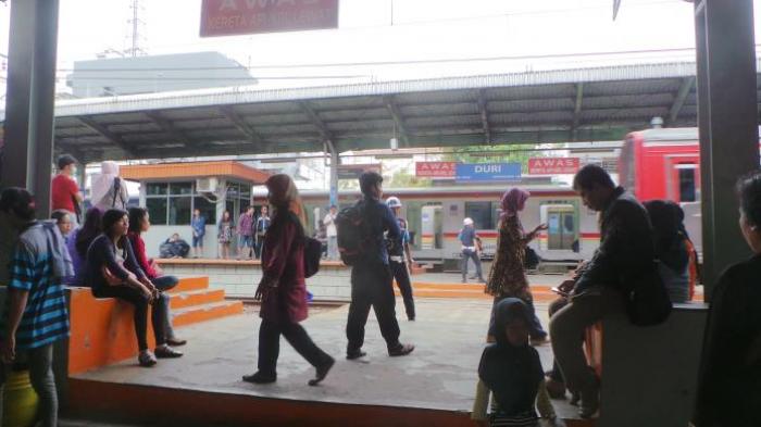 BREAKING NEWS - KRL Commuter Line Terbakar di Stasiun Pasar Minggu