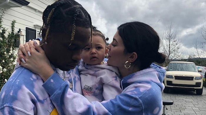 
Kylie Jenner, Travis Scott, dan Stormi 