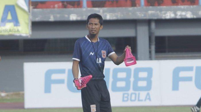 Asisten Pelatih Borneo FC, Ahmad Amiruddin pada sesi latihan Borneo FC, di Stadion Segiri, Senin sore (27/1/2020).