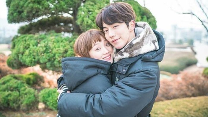Wah, Nam Joo Hyuk Kenakan Sweater yang Pernah Dipakai Lee Sung Kyung, Kangen Mantan Nih?