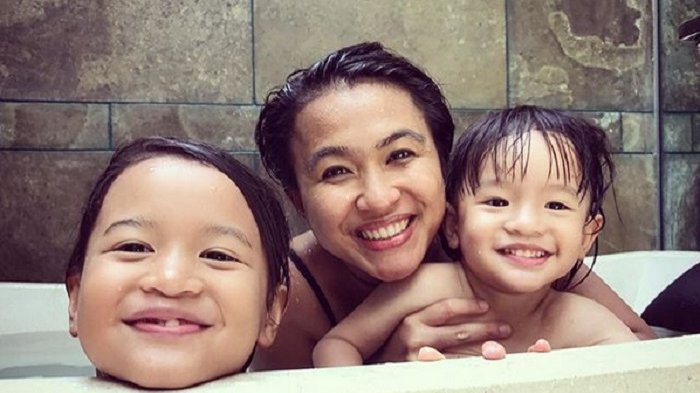 Dijuluki Hot Mama, Beginilah Penampilan Seksi Istri Ernest Prakasa