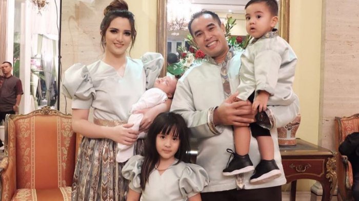 Nia Ramadhani dan keluarganya