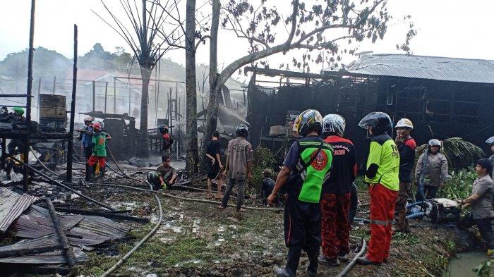 Sumber Air Terbatas Saat Kebakaran, PMK Kota Samarinda dan Relawan Terpaksa Gali Parit