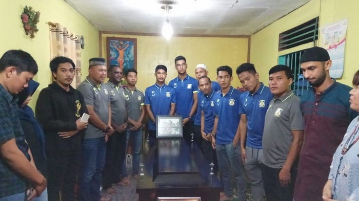 Persiba Menyambangi Rumah Suporter Korban Terseret Arus Banjir